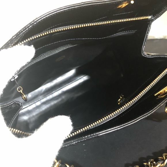 🔥CHANEL CHEVRON PURSE W/GOLD HARDWARES🔥 - Picture 3 of 14